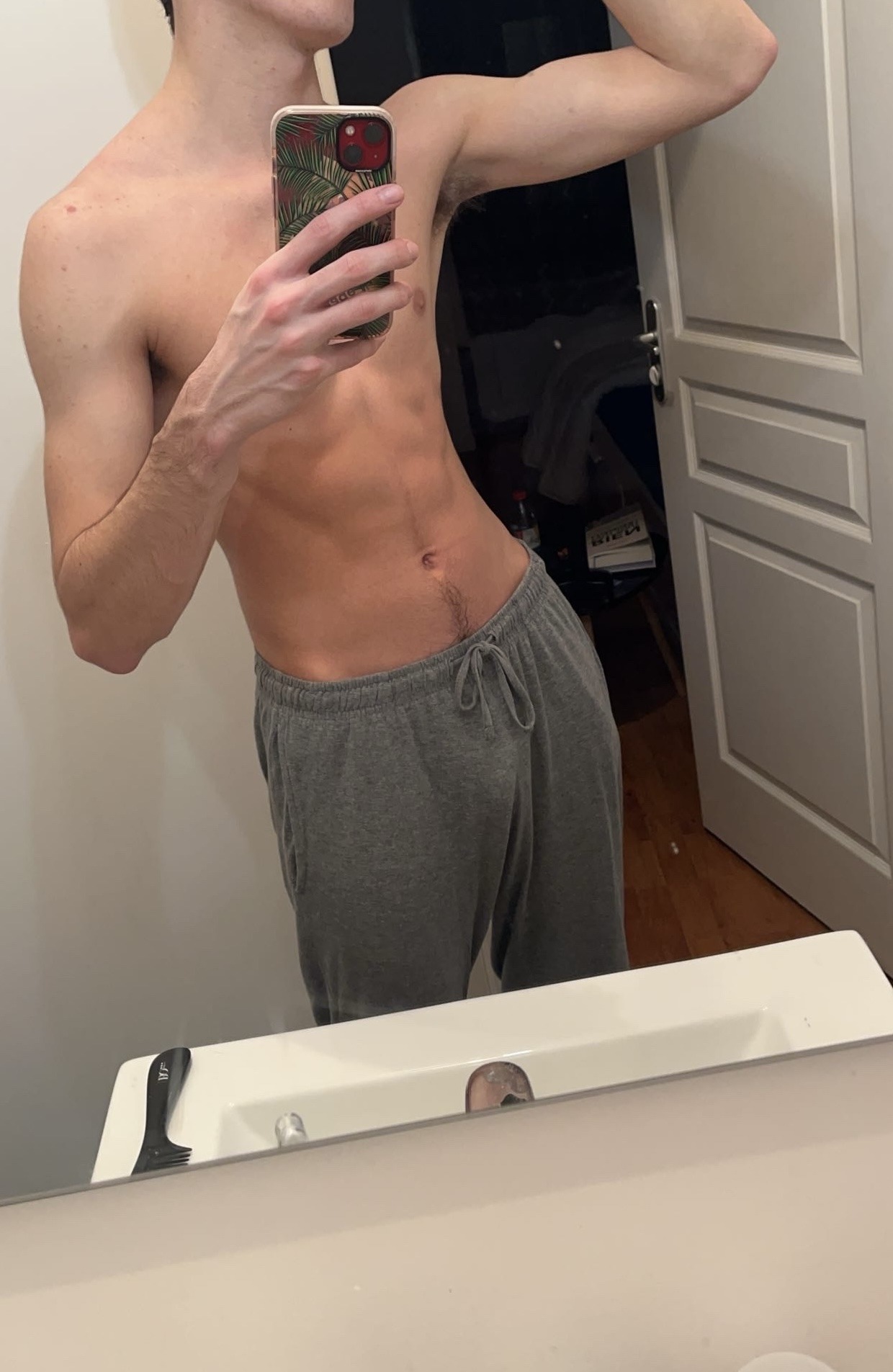 Profil de Symphorien, 24 ans, Escort Gay Monaco à Bout-du-Pont-de-Larn