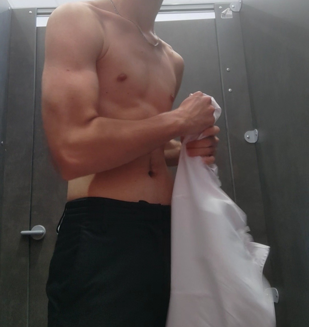 Profil de Constantino, 19 ans, Escort Gay Monaco à Faugères