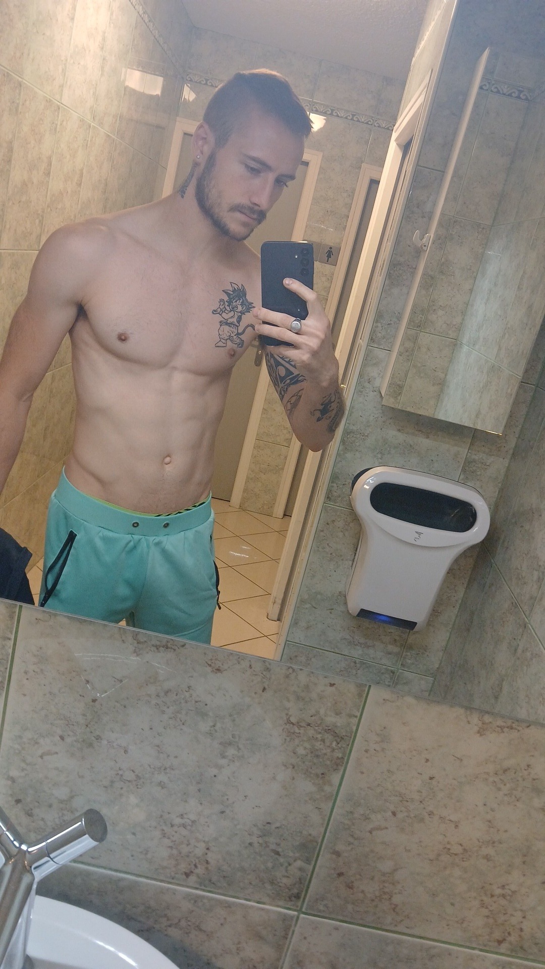Profil de Toufik, 26 ans, Escort Gay Monaco à Cazedarnes
